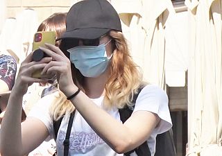 Una turista a Firenze con la mascherina