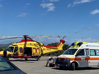 Un'ambulanza e un elicottero del 118 - foto di repertorio