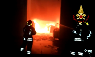 I pompieri al lavoro sull'incendio di Montemurlo