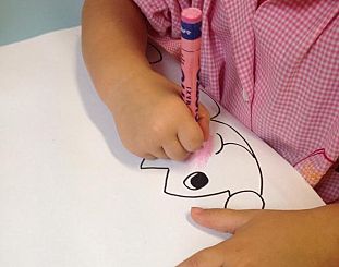 bambino disegna