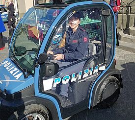 poliziotta su una minicar della polizia
