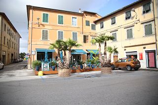 La pizzeria Verde rame ha occupato il suolo pubblico di Piazza Arno, togliendo sei stalli blu
