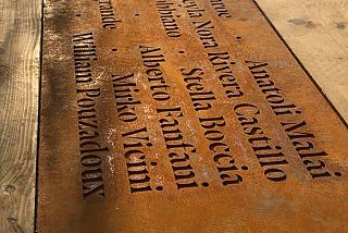 La lastra di acciaio con incisi i nomi delle vittime del crollo