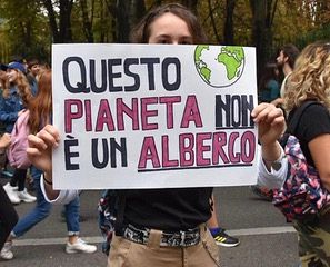 cartello "questo pianeta non è un albergo"