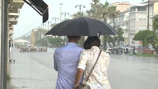 pioggia e persone con l'ombrello