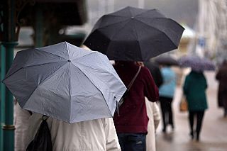 persone con ombrelli