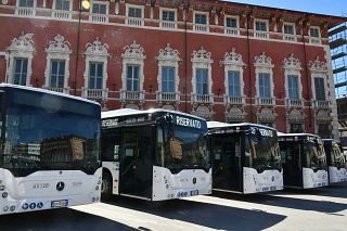 I nuovi autobus in piazza Aranci