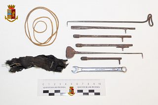 Alcuni dei materiali trovati nell'auto degli indagati
