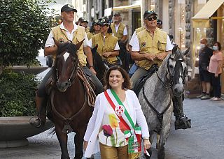 Il vicesindaco Alessia Bettini riceve i cavalieri partiti da Ravenna sulle orme di Dante