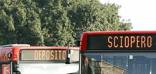 bus con scritta sciopero