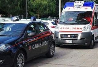 Auto dei carabinieri e ambulanza