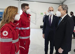 Il premier Draghi in visita a un centro vaccinale