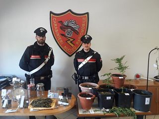 I carabinieri con droga e materiali rinvenuti