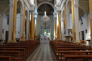 L'interno della chiesa San Giovanni Evangelista a Ponsacco