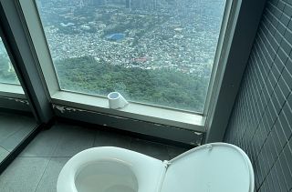 Il wc con panorama della lotte World Tower di Seoul, in Corea del sud