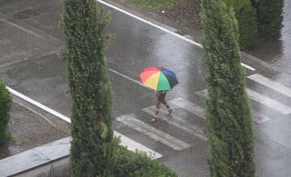 persona con ombrello aperto