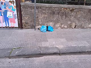 i sacchi di rifiuti a terra per strada