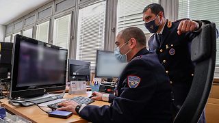 polizia postale con computer