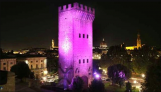 Torre San Niccolò illuminata di lilla