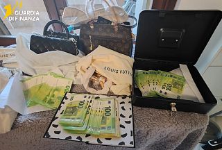 Soldi e moda contraffatta sequestrati dalla Finanza