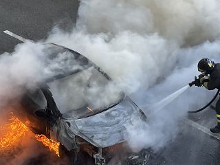pompieri spengono un'auto