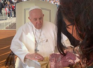 La consegna della bistecca a Papa Francesco