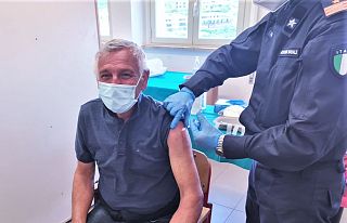 Un cittadino del Giglio durante la vaccinazione anti-covid
