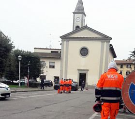 Alcuni volontari Vad davanti alla chiesa di San Martino