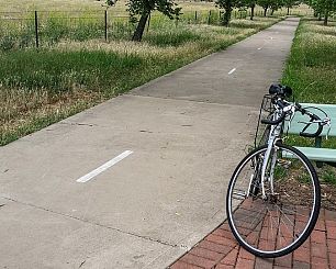 bicicletta poggiata su una panchina nel parco