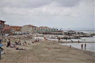 Gente in spiaggia a Marina di Pisa