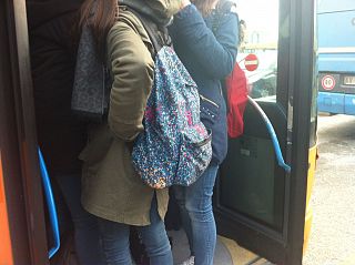 studenti accalcati su un bus
