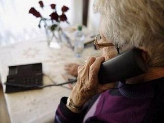 anziana al telefono