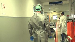 corridoio di un reparto covid in ospedale con medici e infermieri