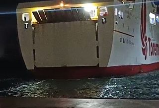 La nave durante l'attracco