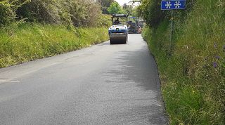 L'intervento di asfaltatura in via di Bigiano