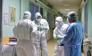 infermieri in tenuta anti Covid in ospedale
