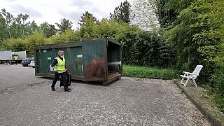 operatore ecologico col camion dei rifiuti