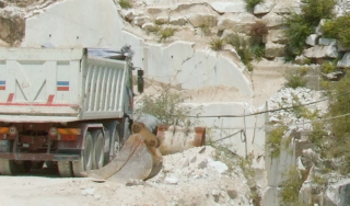 camion in cava di marmo