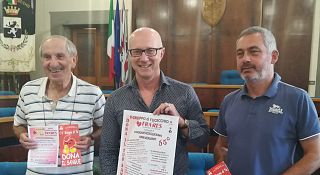 Da sinistra Luigi Cardini (Fratres), il sindaco Alessio Spinelli e l'assessore a welfare, associazionismo e volontariato Emiliano Lazzeretti