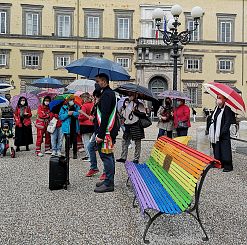 L'inaugurazione della panchina arcobaleno