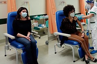 Paola Bertini e Stella Cini, le prime due vaccinate alla Covid-19 all'ospedale Lotti di Pontedera