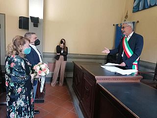 Marco e Lucia Lamberti davanti al sindaco Degl'Innocenti 
