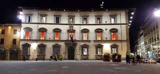 Palazzo Strozzi Sacrati con le finestre illuminate di rosso