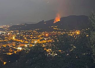 L'incendio sulle colline di Massa (foto da Fb)