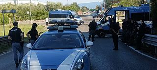 Lo sbarramento di polizia e carabinieri