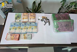Droga, pistola e soldi sequestrati