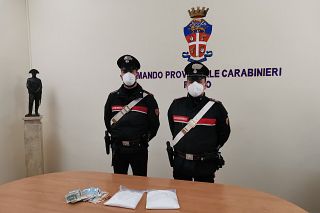 I carabinieri con droga e soldi sequestrati