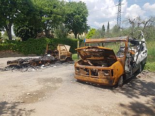 Alcune carcasse di veicoli bruciati