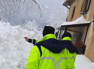 soccorritori in garfagnana nella neve
