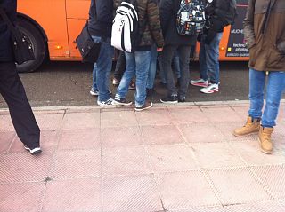 studenti prendono il bus